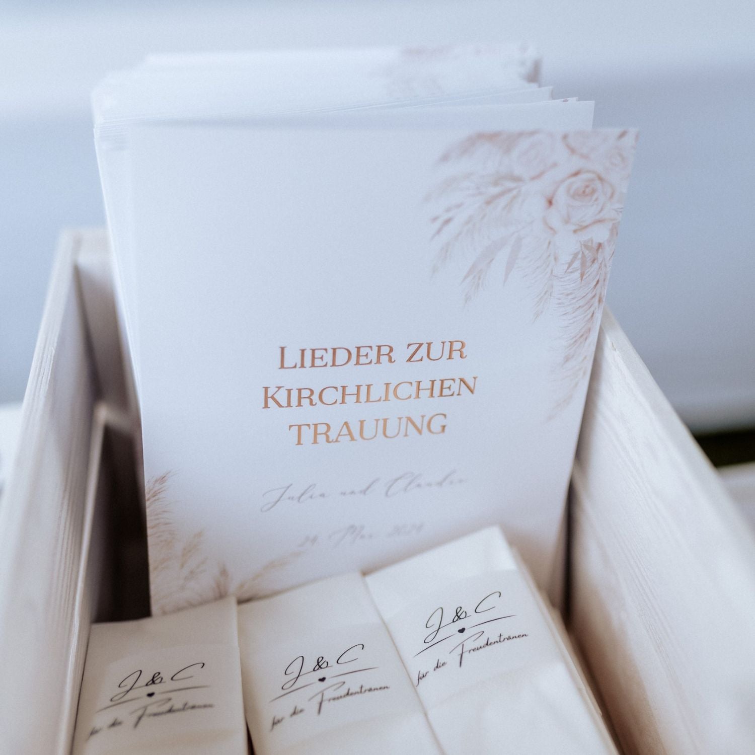 Transparente Banderolen für Taschentücher als liebevolles Detail zur Trauung