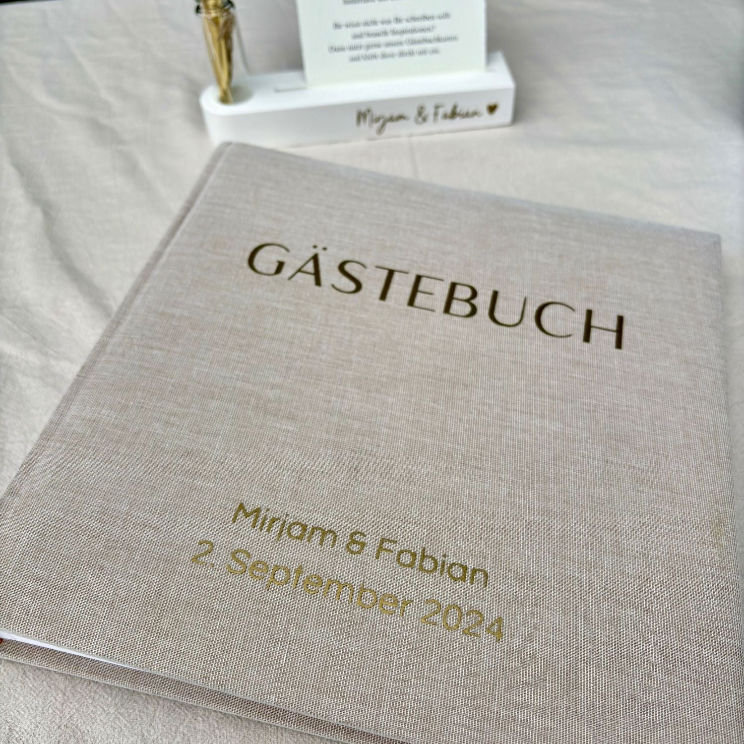 Elegantes Hochzeitsgästebuch mit goldener Schrift
