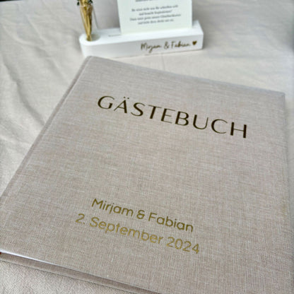 Elegantes Hochzeitsgästebuch mit goldener Schrift
