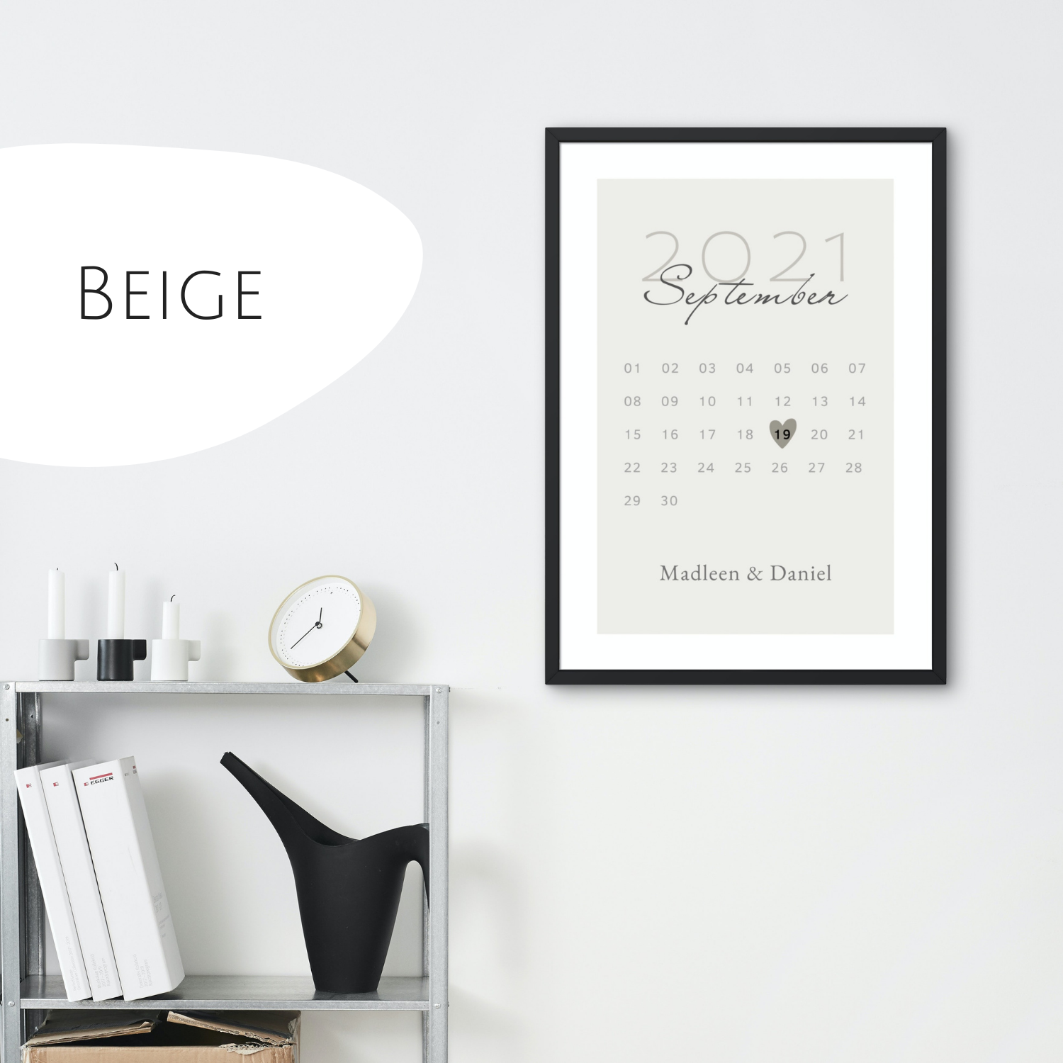 Klassisches Kalender-Poster mit beigem Hintergrund für zeitlosen Stil. Personalisierbar mit Wunschdatum und Namen. Dekoriert moderne Räume und eignet sich hervorragend als Geschenkidee.