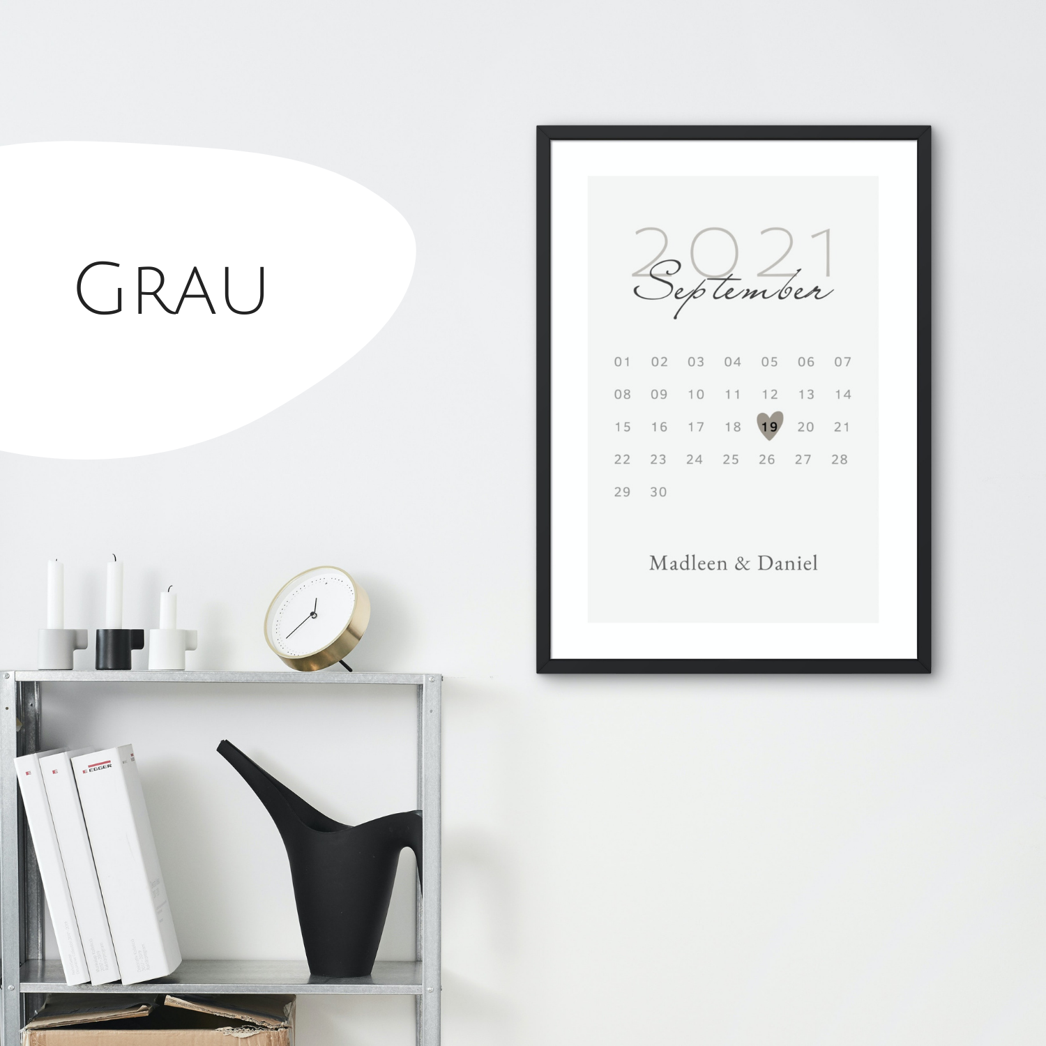 Kalender-Poster in schlichtem Design mit grauem Hintergrund. Ergänzt jede Inneneinrichtung stilvoll. Ideal als individuelles Geschenk für besondere Anlässe wie Hochzeiten oder Jahrestage.