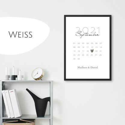Personalisiertes Kalender-Poster in elegantem Design mit weißem Hintergrund. Stilvolles Accessoire für moderne Raumgestaltungen und persönliche Geschenke. Perfekte Ergänzung zu minimalistischen Einrichtungen.