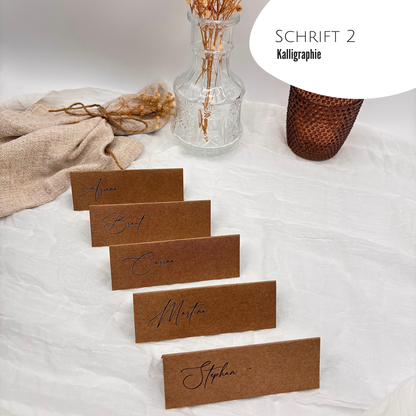 Kraftpapier Namensschilder für Hochzeit. Tischkarten mit minimalistischer Schriftart.