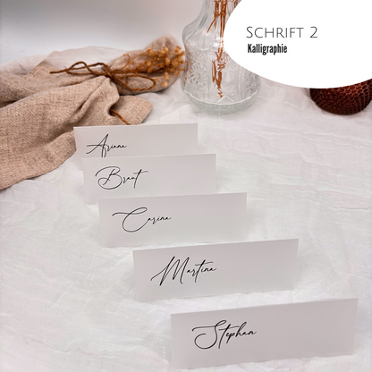 Elegante Namensschilder mit Kalligrafie auf transparentem Papier. Tischkarten für eine besondere Hochzeit Tischordnung.