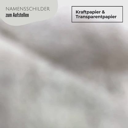 Elegante Namenskarten zum Aufstellen mit Kalligrafie auf transparentem Papier und Kraftpapier als Video. Tischkarten für eine besondere Hochzeit. 