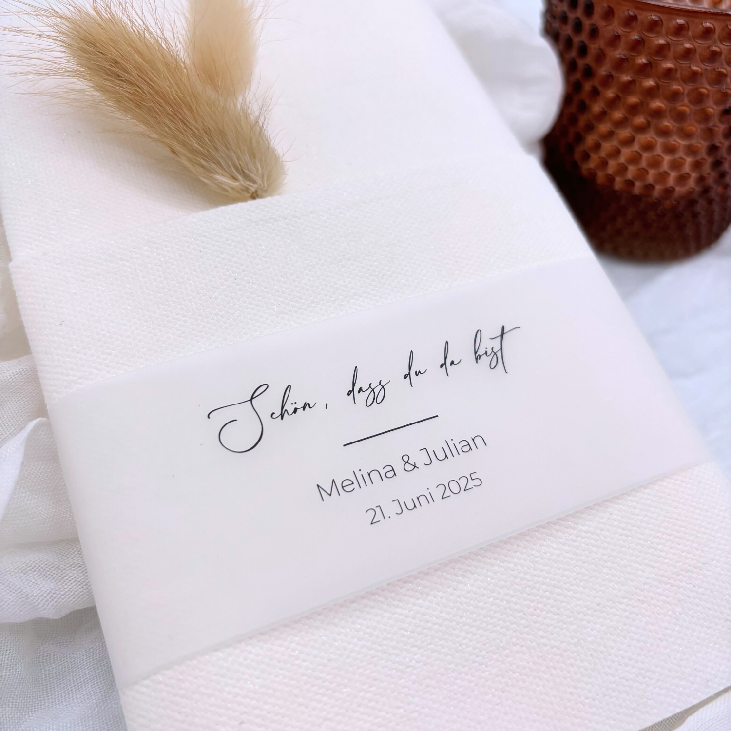 Detailreiche Serviette für Hochzeiten, personalisiert mit dem Text "Schön, dass du da bist." Stilvolle Dekoration für den Hochzeitstisch und individuelles Geschenk für Gäste.