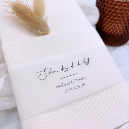 Detailreiche Serviette für Hochzeiten, personalisiert mit dem Text "Schön, dass du da bist." Stilvolle Dekoration für den Hochzeitstisch und individuelles Geschenk für Gäste.